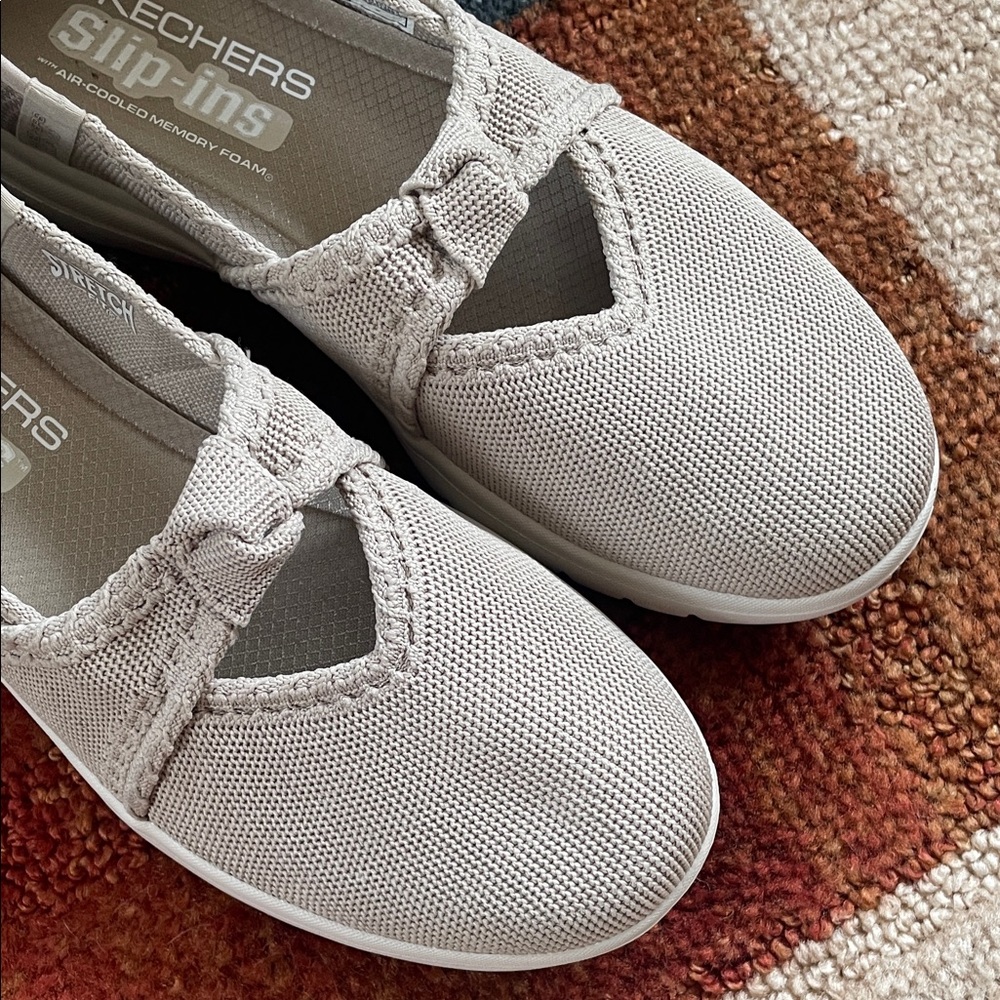 NWOT Women’s Skechers On-the-Go Slip-Ins with Knotted Design